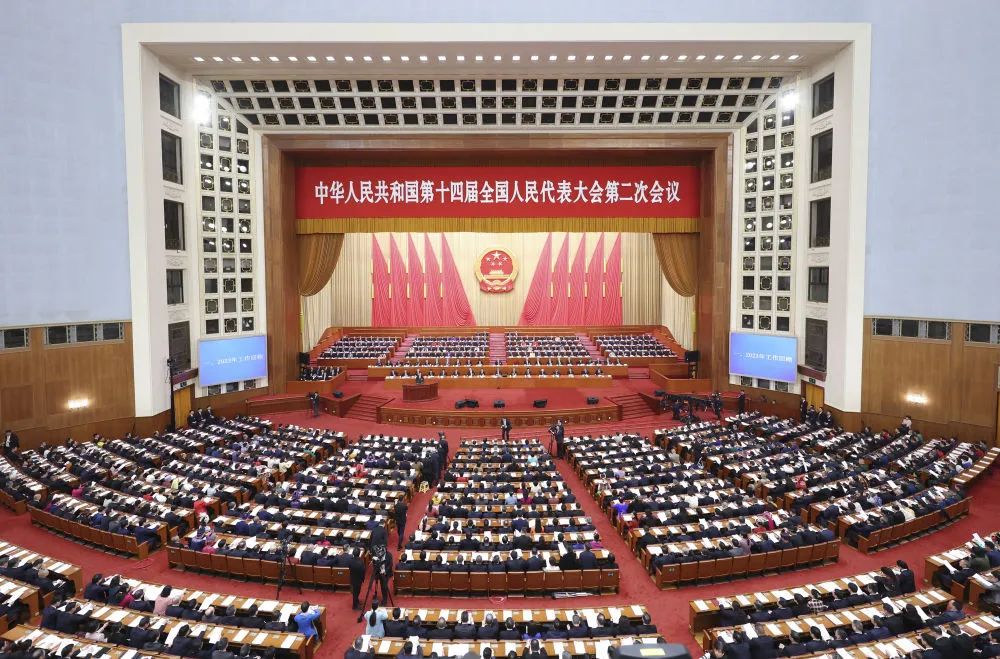 政府工作报告极简版来了！只有700字(图1)